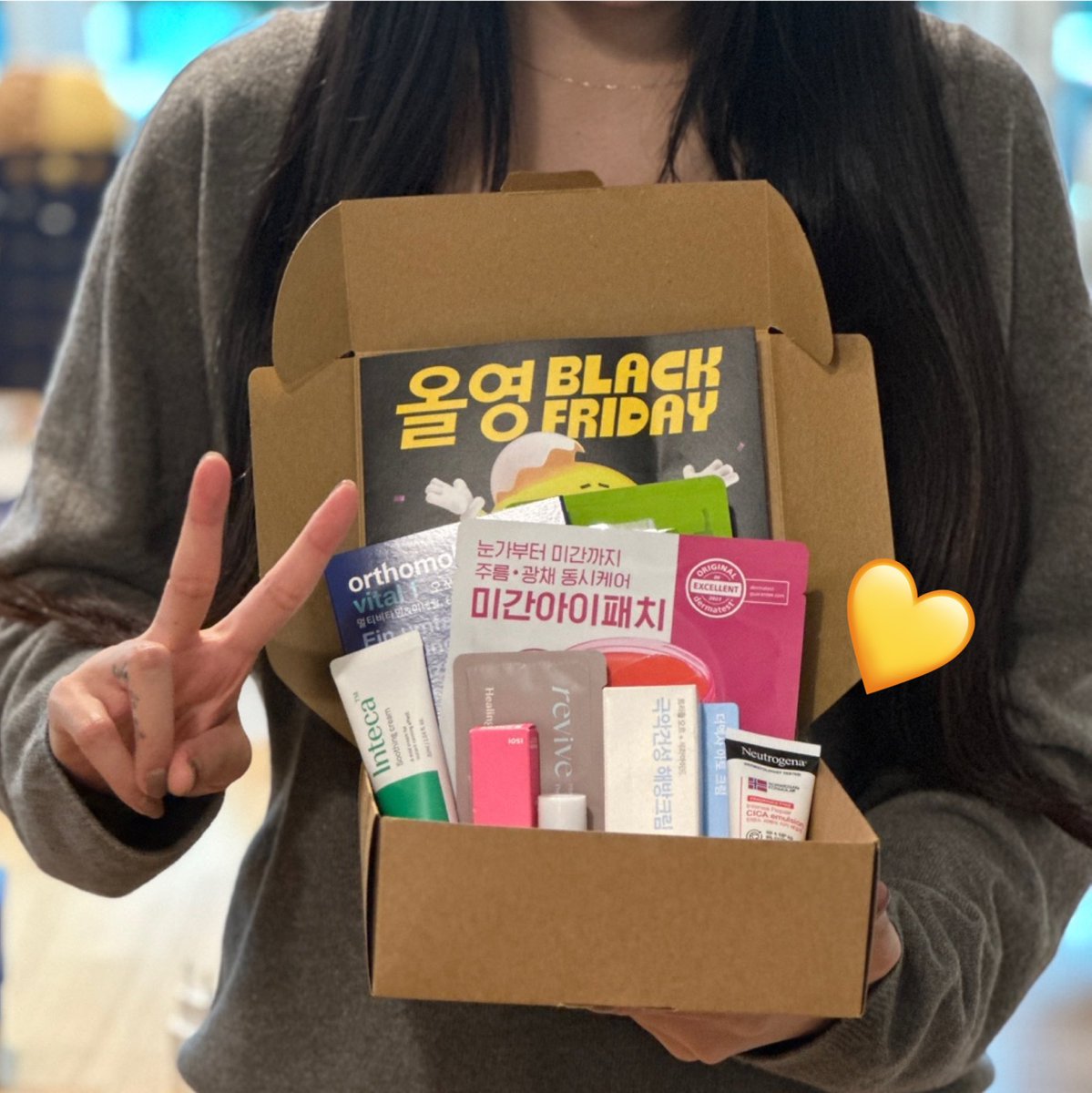 🖤챌린저스 블랙프라이데이🖤

트친들! 
나 챌저 블프로 올리브영에서 화장품 샀는데 
51,840원짜리 화장품 80% 페이백 받고
11,840원에 샀어…
그리고 올리브키트까지 받았다..

지금 챌저에 뷰티 브랜드 라인업 역대급이야…
10만원짜리 2만원 살 수 있음
이건 그냥 댕이득임 ╭( ･ㅂ･)و∘˚˳°

.