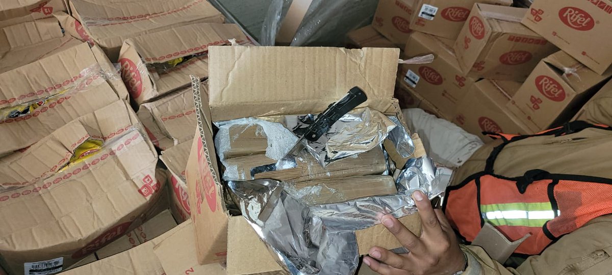 MilitaresMex's tweet photo. Personal del #EjercitoMexicano  aseguro en  “Cucapah”, en San Luis Rio Colorado, #Sonora,  453 paquetes de 1 kilogramo de #Cocaína, transportada oculta en cajas con pan  en un tractocamión blanco. La droga procedía de Queretaro con destino a Tijuana, B.C. #SinLuz #KamalaHarris https://t.co/sUXIWx0Lbs