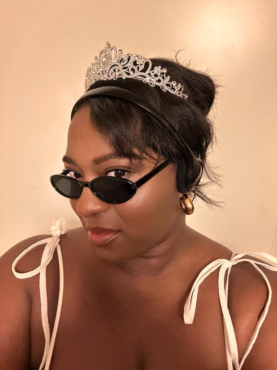 dottyspottyy's tweet photo. HAPPY HALLOWEEN 🎃 👸🏾 https://t.co/dcVouGAsFr