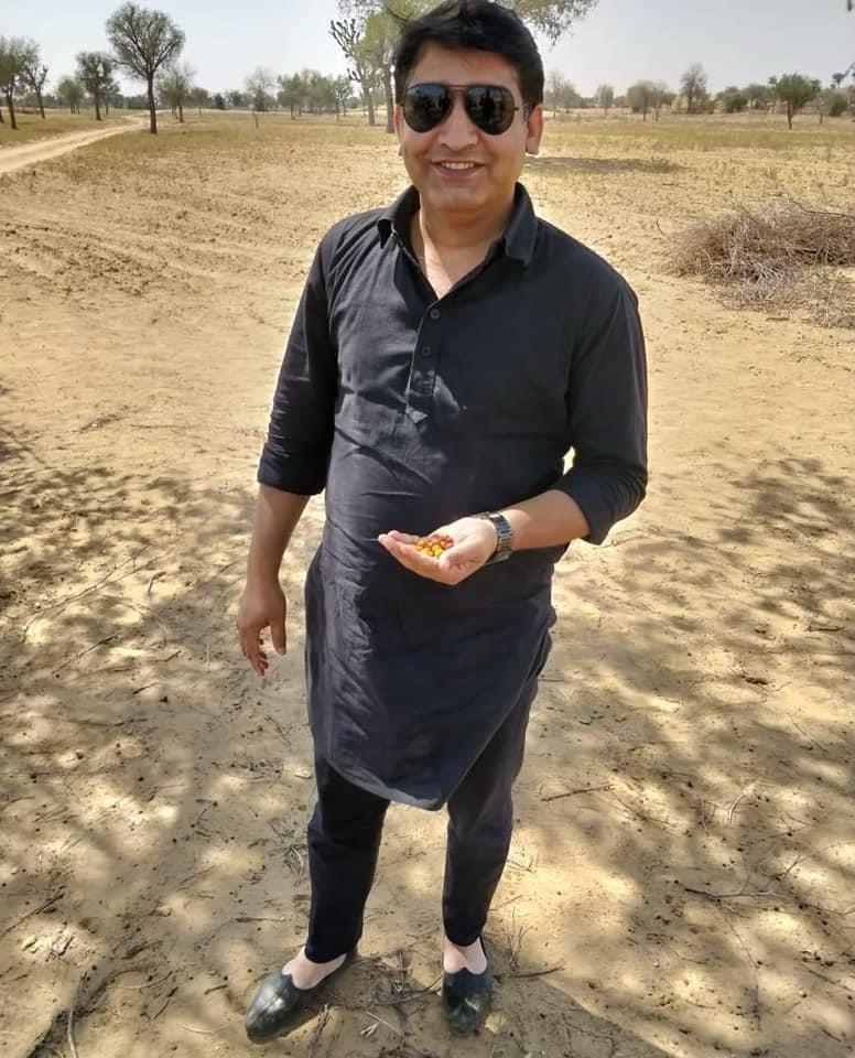 DharamvirNews's tweet photo. बधाई #हरियाणा

जित दूध दही का खाणा, ट्यूबवैल निचे का नहाणा, रागणिया का गाणा, बैठक में ताश बजाणा, चार भाई बैठ कै हुक्का गुड़गुड़ाणा, ✓ बिना जानपिछाण के बी दूसरै ती भाई बताणा, इससे मारी तो Super_Hit सै..म्हारा हरियाणा 

जय हरियाणा, जय हरियाणवी💐

#HaryanaDay
#HappyBirthdayHaryana https://t.co/Yjw8XtquOU