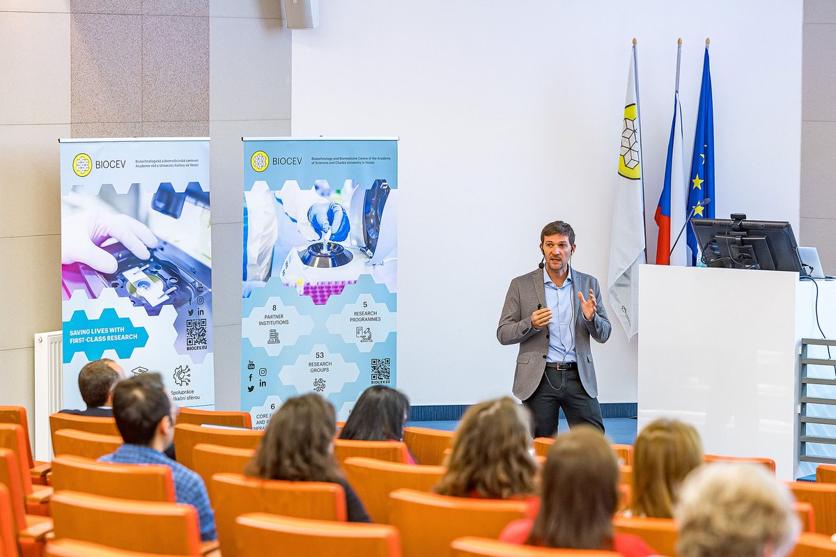 MedPolymers_Prg's tweet image. The advantages of polymer materials during the 7th Biocev Days: An inspiring Prof. Nottelet's🇫🇷lecture about multifunctional polyester biomaterials and our PhD student Kotalik's lecture🇨🇿Thank you both for the interesting talks! @IMC_Prague @BiopolymerTeam @BIOCEV_science