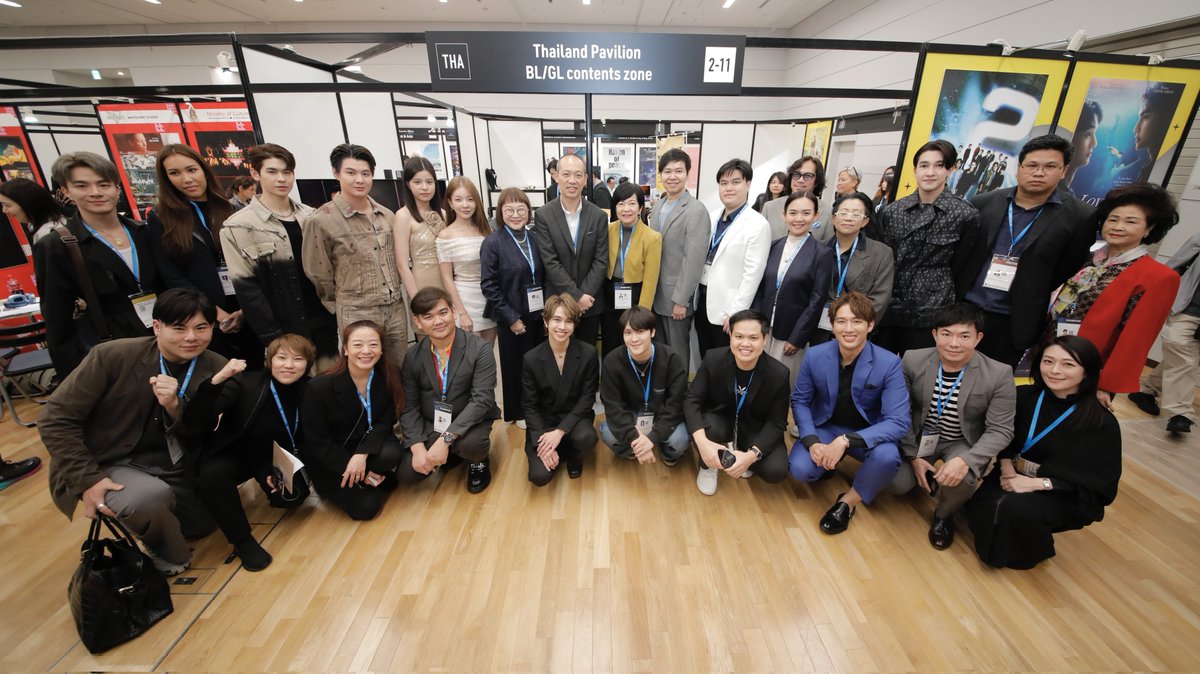 bunterngsociety's tweet photo. ไอดอลแฟคทอรี่ ลัดฟ้าสู่กรุงโตเกียว ประเทศญี่ปุ่น ร่วมงาน Tokyo International Film and Festival 

#idolfactoryTH
#Saint_sup #ppoomntp_ 
#fay_riezz #maywyda #หวานใจผู้ใหญ่จอม #รักปากแข็ง #อสงไขย #ปริศนาซากมรณะ

      บริษัท ไอดอลแฟคทอรี่ จำกัด (IDOLFACTORY) ยกระดับธุรกิจ เฟ้นหาพาร์ทเนอร์ต่างชาติร่วมผลิตซีรีส์ใน Project Line-up 2025 ที่จะถึงนี้ ทำทัพโดยคุณคเชนทร์ สดโพธิ์ กรรมการบริหารบริษัท ไอดอลแฟคทอรี่ จำกัด พร้อมด้วย เซ้นต์-ศุภพงษ์ อุดมแก้วกาญจนา, ภูม - ณัฐภาสน์ ตันติเสถียรชัย, เฟ-กัญญาพัชร ณ นคร และ เมษ์-ญดา วัชระมูสิก นักแสดงจากซีรีส์โปรเจคใหม่ 2 เรื่อง ได้แก่ “หวานใจผู้ใหญ่จอม” และ “รักปากแข็ง” และได้ร่วมขึ้นพูดพรีเซ้นต์ในงาน “THE ODYSSEY OF THAILAND'S” ณ สถานเอกอัครราชทูตไทย ณ กรุงโตเกียว ประเทศญี่ปุ่น เมื่อวันที่ 29 ตุลาคม ที่ผ่านมา

  พร้อมกันนี้วันที่ 30 ตุลาคม ทางไอดอลแฟคทอรี่ยังได้นำเสนอโปรเจคใหม่ 4 เรื่อง ได้แก่ “หวานใจผู้ใหญ่จอม”, “รักปากแข็ง”, “อสงไขย” และ “ปริศนาซากมรณะ” ในการสัมมนาหัวข้อ THE ODYSSEY OF THAILAND'S Boy's Love (BL) and Girl's Love contents : Across Genre, Time and themes. ในงาน Tokyo International Film and Festival at Tokyo Metropolitan Industrial Trade Center HAMAMATSUCHO-KAN ณ กรุงโตเกียว ประเทศญี่ปุ่น ซึ่งภายในงานได้รับความสนใจจากผู้ประกอบการและนักลงทุนชาวญี่ปุ่นเป็นจำนวนมาก โดยการเดินทางเข้าร่วมงานในครั้งนี้ได้รับการสนับสนุนจาก กรมส่งเสริมการค้าระหว่างประเทศ (DITP) กระทรวงพาณิชย์