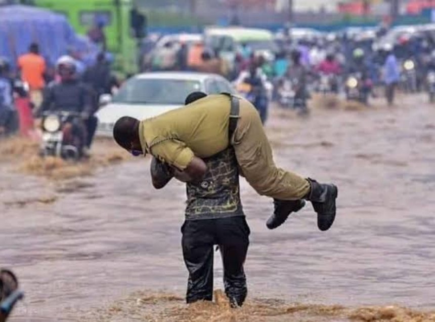 The only people who are happy it's raining are farmers, umbrella sellers and these ones🤣
