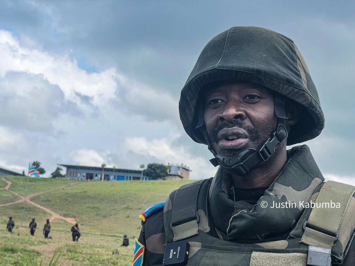 kabumba_justin's tweet photo. #RDC🇨🇩L'armée congolaise se félicite de l'état de siège en Ituri, le qualifiant de succès.Le Lieutenant Jules #Ngongo, porte-parole de l'armée dans la région, salue le travail du gouverneur militaire, le général LUBOYA, pour avoir ramené la paix en Ituri, en comparaison avec le Nord-Kivu. Il affirme que la population circule librement et que l'état de siège est une "réussite quoi qu'il en soit".
Cependant, la population locale exprime son désaccord. De nombreuses voix s'élèvent pour demander la levée de l'état de siège, décrété en 2021, estimant qu'il n'a pas permis de ramener la paix. La société civile critique l'efficacité de la mesure exceptionnelle.