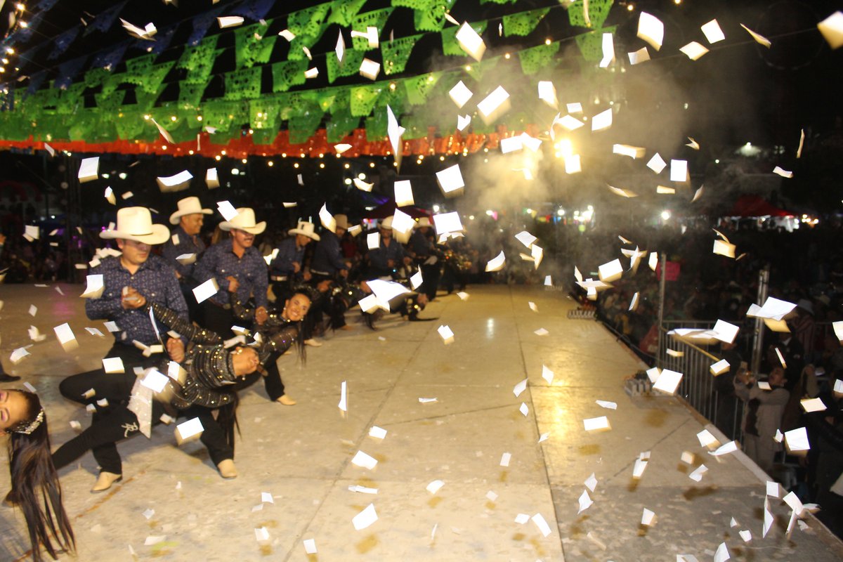 ¡Qué honor y placer compartir esta experiencia! Para cerrar con broche de oro el mes de octubre, tuve el privilegio de asistir al 20 aniversario del Ballet del Rosario de Coatepec, un evento que rebosó emoción y grandiosidad.