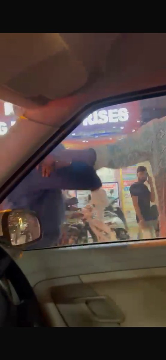 devenmehta14's tweet photo. My car was attacked by goons on crowded bangalore streets at 7pm while a traffic police watched them break glasses, throw stones &amp; threaten us at Kudlu, despite a woman in the car.

@BlrCityPolice @DCPSouthBCP @BangaloreMirror @BangaloreTimes1 @CMofKarnataka @peakbengaluru https://t.co/FEcg9cUn0e