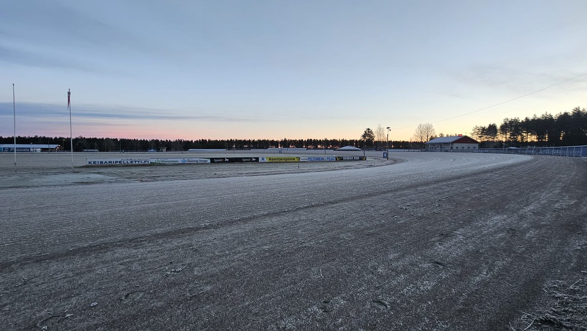 Perjantain 1.11. olosuhteet ovat talvisemmat. Aamusta pakkasta 5 astetta, mutta lumetonta. Radan pintaa on pidetty liikkeessä. Lumisateet ovat onneksi poistuneet viime ennusteissa. #ravit #nikula #kaustinen