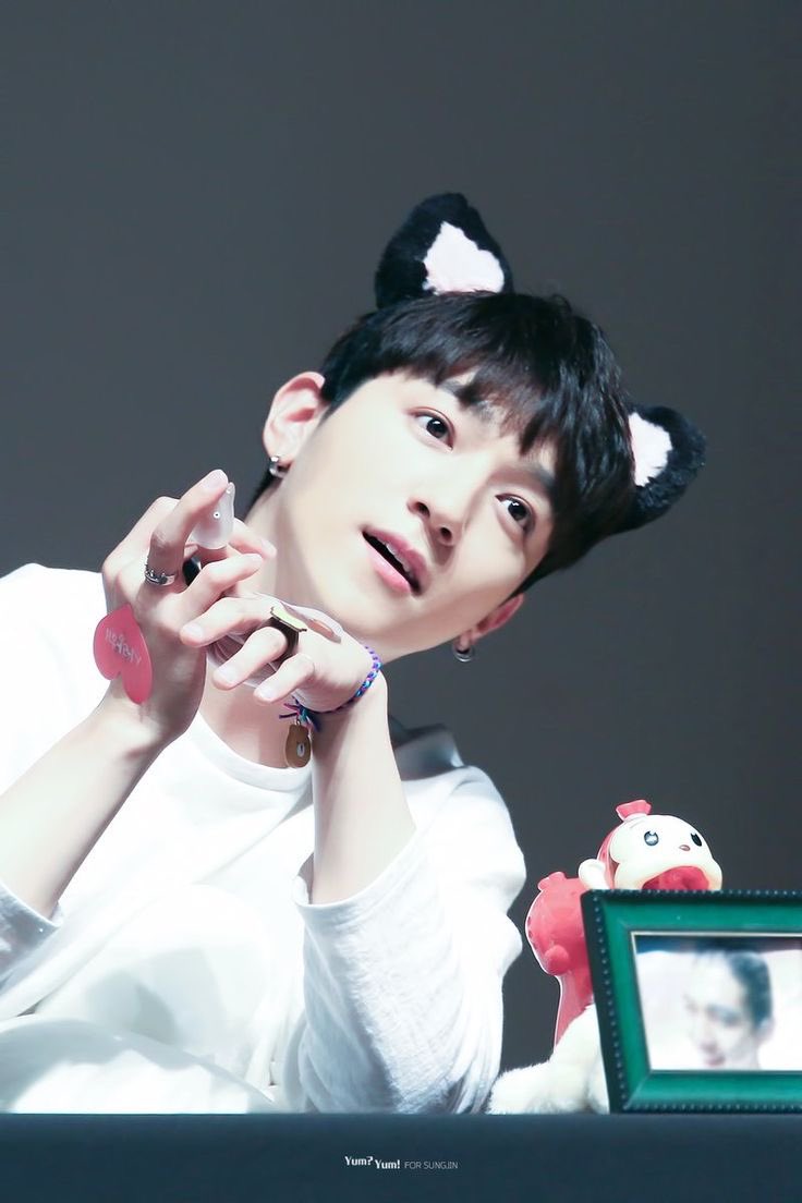 사진에 홀려서 멍때리고 3분동안 빤히 쳐다봄
어떡해 눈 코 입 머리 손 팔 목 다 예뻐..