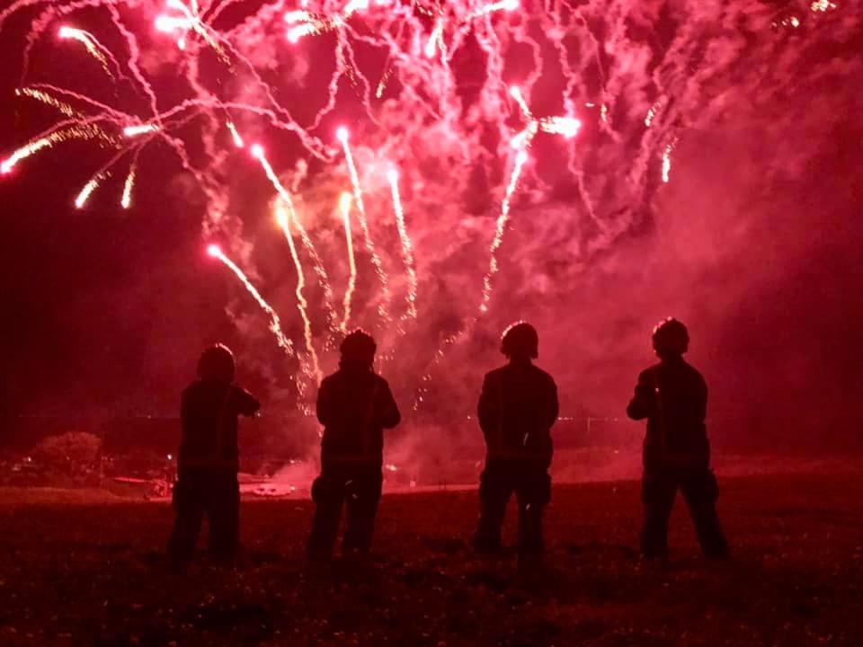 Making plans for the fireworks this weekend?

Find an organised display near you ⤵️

🎇 #Hampshire 👉 bit.ly/3Yn0NOM or bit.ly/4fw7Xr3

🎆 #IsleOfWight 👉 bit.ly/4fjI65s

And follow our top tips to stay safe around fireworks 👉 bit.ly/HIWFRSFirework
