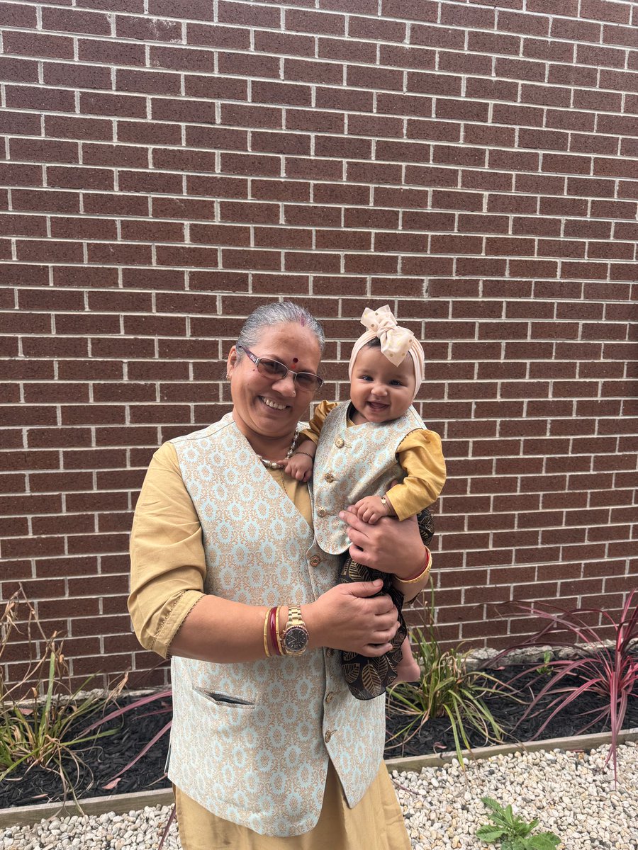 दीपावली स्पेशल ड्रेस- हमारी नन्ही पोती #babyosheen की पहली दीवाली पर हमने सभी के लिए स्पेशल जैकेट बनवाया और गोल्डन कुर्ता पैजामा भी लिया, तभी तो ग्रुप फोटो भी मज़ेदार और यादगार बन गयी. #maaananturja #drkiranmayeenayak #family #familytime #familyfirst #dipawali