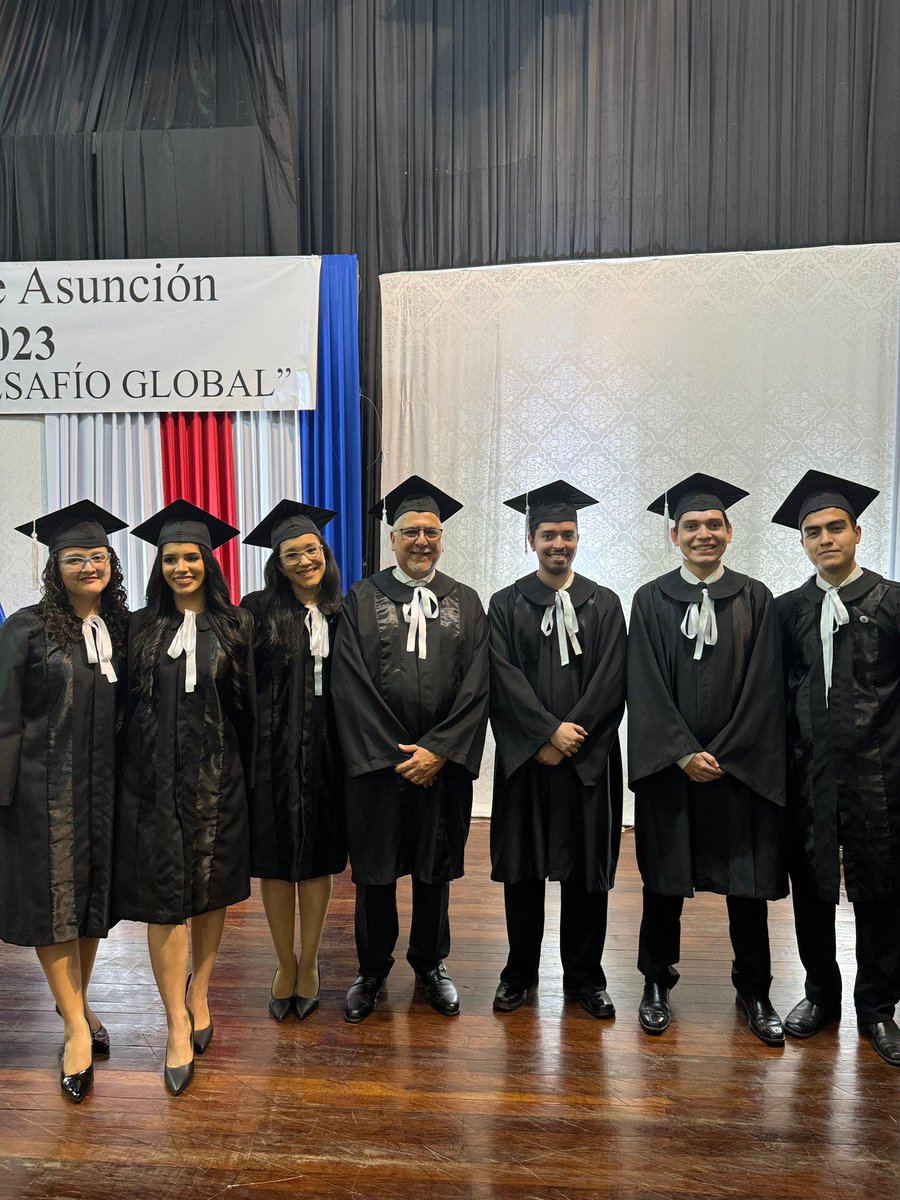 OxiliaVictorio's tweet photo. Brillantes Ingenieros en Energía paraguayos formados para impulsar la transición energética energética. Excelentes jóvenes profesionales de la carrera @ien_fpuna de la @fpuna que me han otorgado el altísimo honor y la gran satisfacción de acompañarles, como Padrino de Honor, en la entrega de sus Diplomas. Éxitos apreciados Ingenieros! Muchas gracias por la oportunidad que nos brindaron de contribuir en su formación en la @fpuna; y a mi particularmente como profesor e investigador del @GITV_FPUNA!