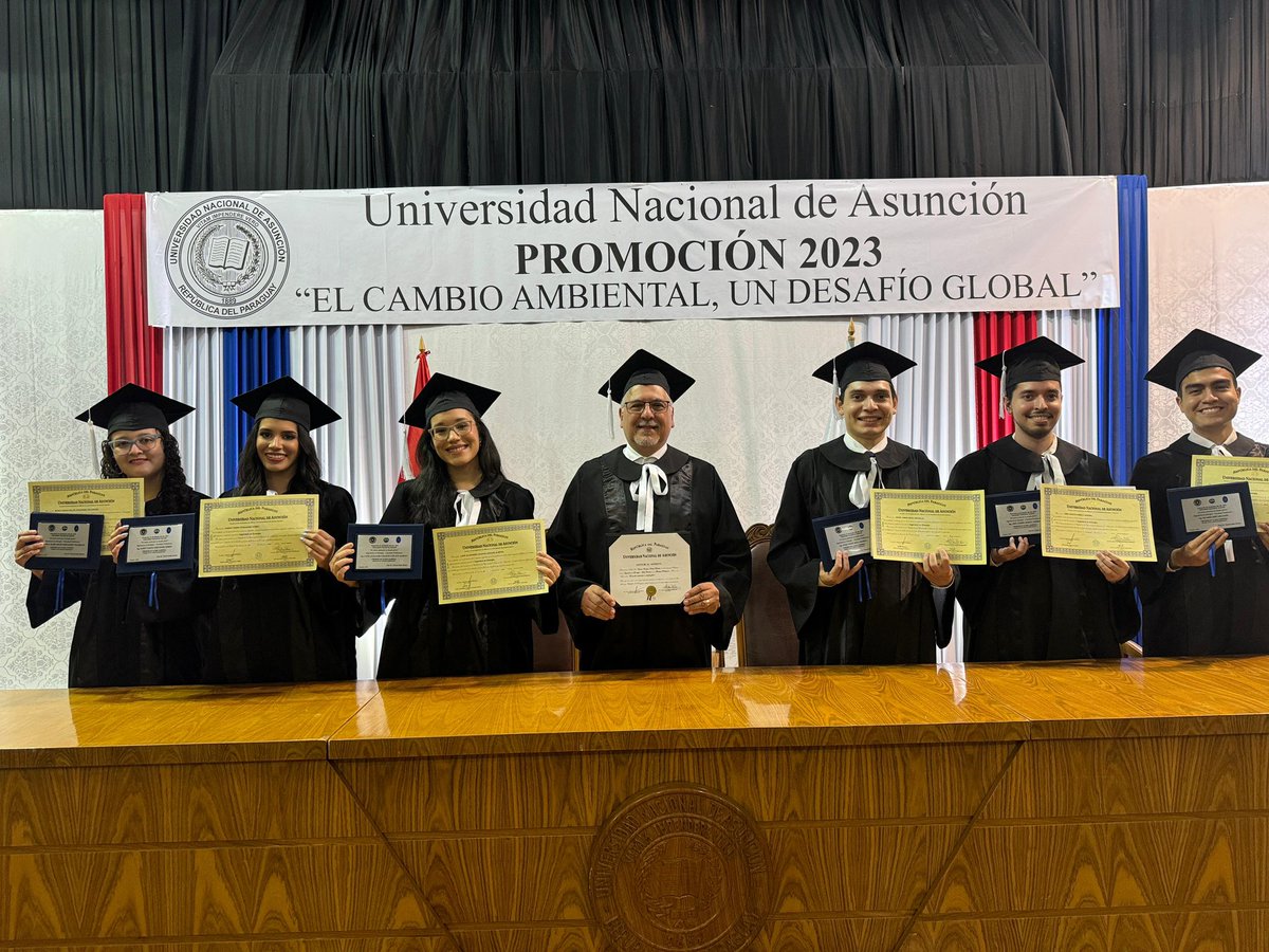 Brillantes Ingenieros en Energía paraguayos formados para impulsar la transición energética energética. Excelentes jóvenes profesionales de la carrera <a href="/ien_fpuna/">Ingeniería en Energía</a> de la <a href="/fpuna/">Facultad Politécnica UNA</a> que me han otorgado el altísimo honor y la gran satisfacción de acompañarles, como Padrino de Honor, en