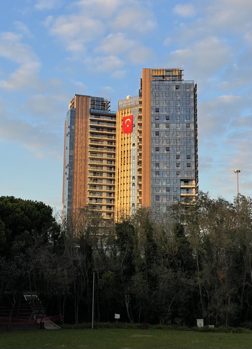 yunusunbabasi's tweet photo. #Sarıyer'in tabutunun @JWMarriott üzerine bayrak... Bayrak ayıbı, tehlikeyi, tahribatı örter mi? Bu binaya sağlamdır diye rapor veren akademisyenler kimlerdir? Neden inşaatın devam etmesine izin veriliyor?  @TMMOB1954 @spoist @SPO1969 @kuzeyormanlari @istanbulbld @SariyerBelediye https://t.co/nspSU2tXJj