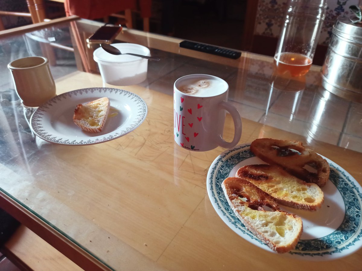 pordondemeda's tweet image. Buenos días, Viernes que saben a Sabadete, que sepáis que "C" le ha hecho una #Tostada con aceite de oliva y sal para #Apolo, lo tienes demasiado consentido, luego se me sube la a chepa. #SaludMental