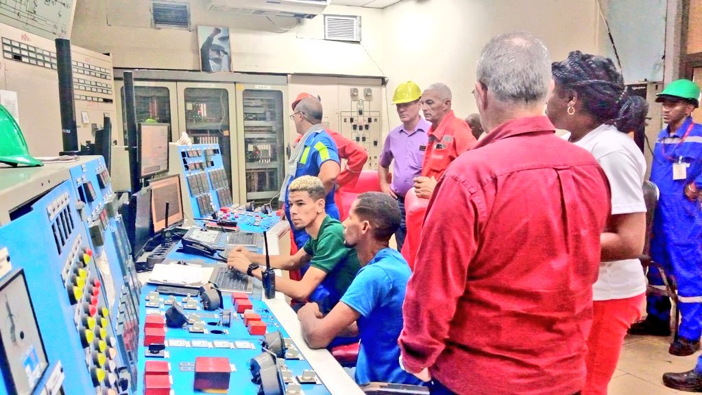 BeatrizJUrrutia's tweet image. Junto al gobernador de #SantiagoDeCuba, @ManuelFalconH, recorrimos la Central Termoeléctrica Antonio Maceo Grajales (Renté).
Hoy se logró sincronizar el bloque de generación No. 6, y  se trabaja para el arranque y sincronización del No. 3.
#UnidosXCuba
