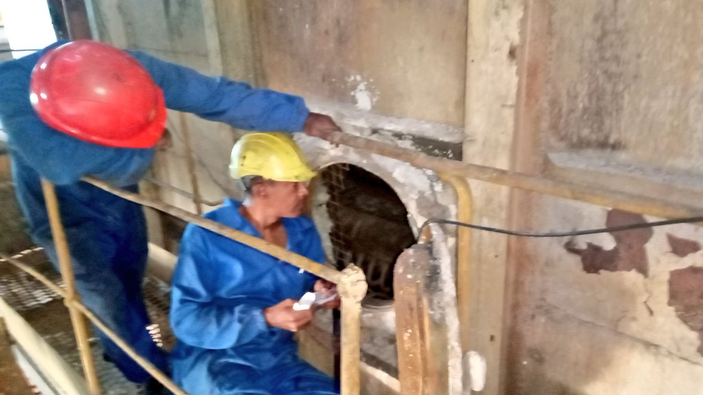 BeatrizJUrrutia's tweet image. Junto al gobernador de #SantiagoDeCuba, @ManuelFalconH, recorrimos la Central Termoeléctrica Antonio Maceo Grajales (Renté).
Hoy se logró sincronizar el bloque de generación No. 6, y  se trabaja para el arranque y sincronización del No. 3.
#UnidosXCuba