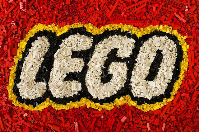 En 2003, Lego casi desaparece: ventas por los suelos 📉 y $800 millones en deuda 💸.

Pero una sola decisión les hizo pasar de la ruina al imperio de $13 mil millones.

Aquí la historia 👇