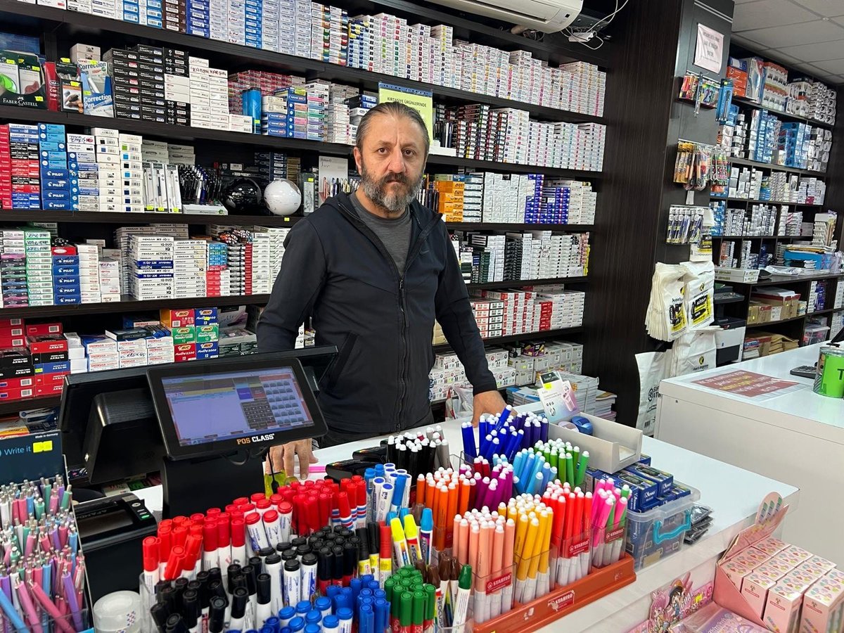 Esenyurt Belediye Başkanı Ahmet Özer'in tutuklanmasına gerekçe gösterilen para transferlerini yapan ve PKK'lı olduğu iddia edilen Faik Kaplan'ın Mersin'de kırtasiye işlettiği ortaya çıktı.

Faik Kaplan, üniversite okuyan kızı ve oğlunun Ahmet Özer'in Zeytinburnu'ndaki evini