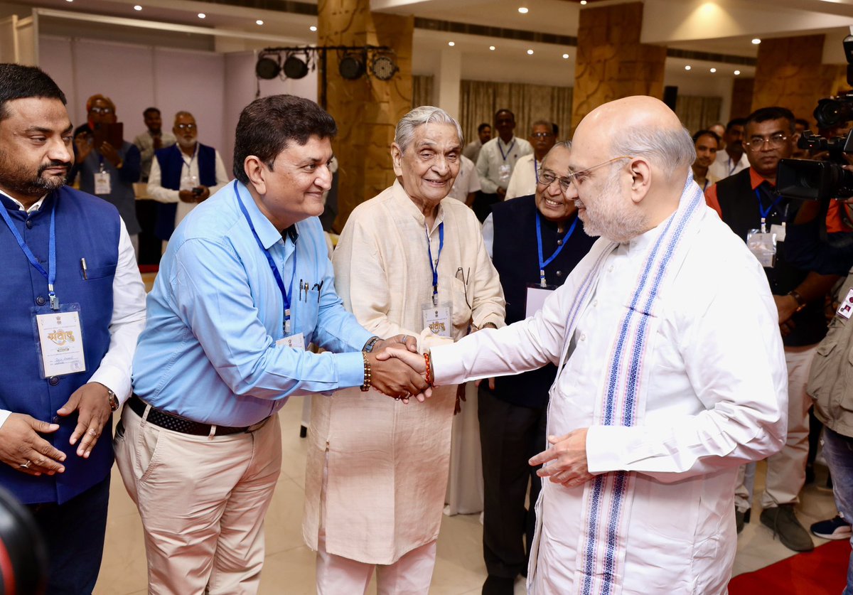 AmitShah's tweet photo. किसी भी देश के भविष्य के निर्माण में पुस्तकालयों की अहम भूमिका होती है। आज गाँधीनगर लोकसभा क्षेत्र के ट्रस्ट द्वारा संचालित पुस्तकालयों और सरकारी पुस्तकालयों के पुस्तकालयाध्यक्षों के साथ संवाद किया। 

मुझे खुशी है कि ये पुस्तकालयाध्यक्ष, लाइब्रेरी प्रेमियों के साथ भावनात्मक संबंध बनाकर किताबों में उनकी रुचि को बढ़ावा दे रहे हैं। इनके प्रयासों से आने वाले दिनों में इन लाइब्रेरिज में पाठकों की संख्या में कम से कम 30% की और वृद्धि होने वाली है।

પુસ્તકાલયો કોઈપણ દેશના ભવિષ્યના નિર્માણમાં મહત્વપૂર્ણ ભૂમિકા ભજવે છે. આજે ગાંધીનગર લોકસભા ક્ષેત્રમાં ટ્રસ્ટ દ્વારા સંચાલિત પુસ્તકાલયો અને સરકારી પુસ્તકાલયોના ગ્રંથપાલો સાથે સંવાદ કર્યો.

મને આનંદ છે કે આ ગ્રંથપાલ પુસ્તકાલય પ્રેમીઓ સાથે ભાવનાત્મક સંબંધો બનાવીને પુસ્તકોમાં રસ વધારી રહ્યા છે. તેમના પ્રયાસોને કારણે આગામી દિવસોમાં આ પુસ્તકાલયોમાં વાચકોની સંખ્યામાં ઓછામાં ઓછો 30%નો વધારો થવાનો છે.