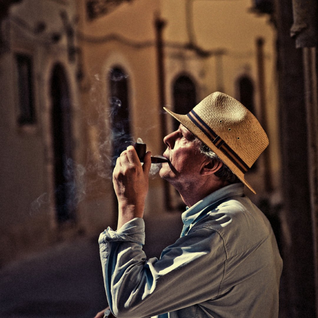 Vandaag verschijnt: 𝘏𝘦𝘵 𝘨𝘦𝘸𝘪𝘤𝘩𝘵 𝘷𝘢𝘯 𝘸𝘰𝘰𝘳𝘥𝘦𝘯 van Geerten Meijsing
Tussen 1974 en 2017 schreef Geerten Meijsing brieven aan ‘zijn’ uitgever, in een scala aan stijlen en stemmingen. 

Foto: Jelle Vermeersch