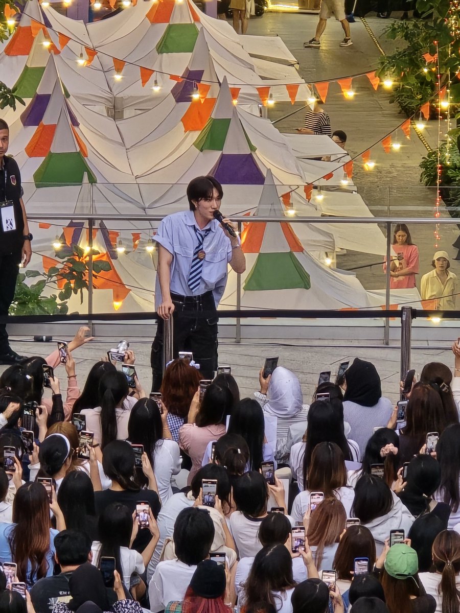 nina13_SVT's tweet photo. Everyone is fallin for you @_YEDAM_OFFICIAL hope my scincerity reaches you. To the friends I met this busking session, hope you get your dream ticket soon😘😘

Is this what they call so near yet so far?🤭🤭
#BANGYEDAMBUSKINGinBKK
#BANGYEDAMxEMQUARTIER
#BANGYEDAM1stFanConcertinBKK https://t.co/f2yC7pSCnn