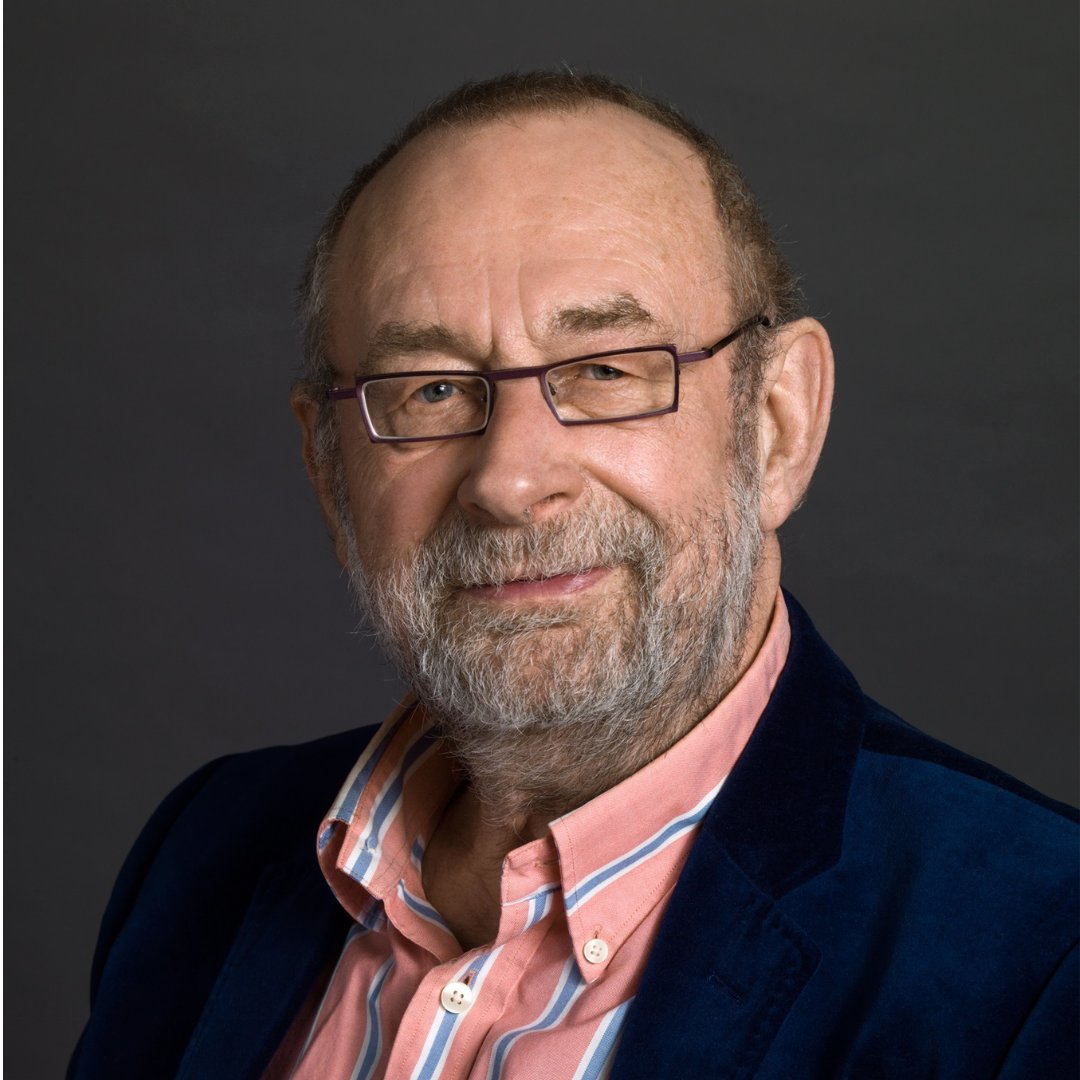 Vandaag verschijnt: ’𝘵 𝘏𝘰𝘶𝘥𝘵 𝘦𝘦𝘯 𝘬𝘦𝘦𝘳
𝘰𝘱 van Hans Dorrestijn

Hans Dorrestijn (1940) is cabaretier en schrijver van
verhalen, liedteksten en poëzie. 'Mijn theaterprogramma ’𝘵 𝘏𝘰𝘶𝘥𝘵 𝘦𝘦𝘯 𝘬𝘦𝘦𝘳 𝘰𝘱 is nu ook in boekvorm te krijgen. 

Foto: Koos Breukel