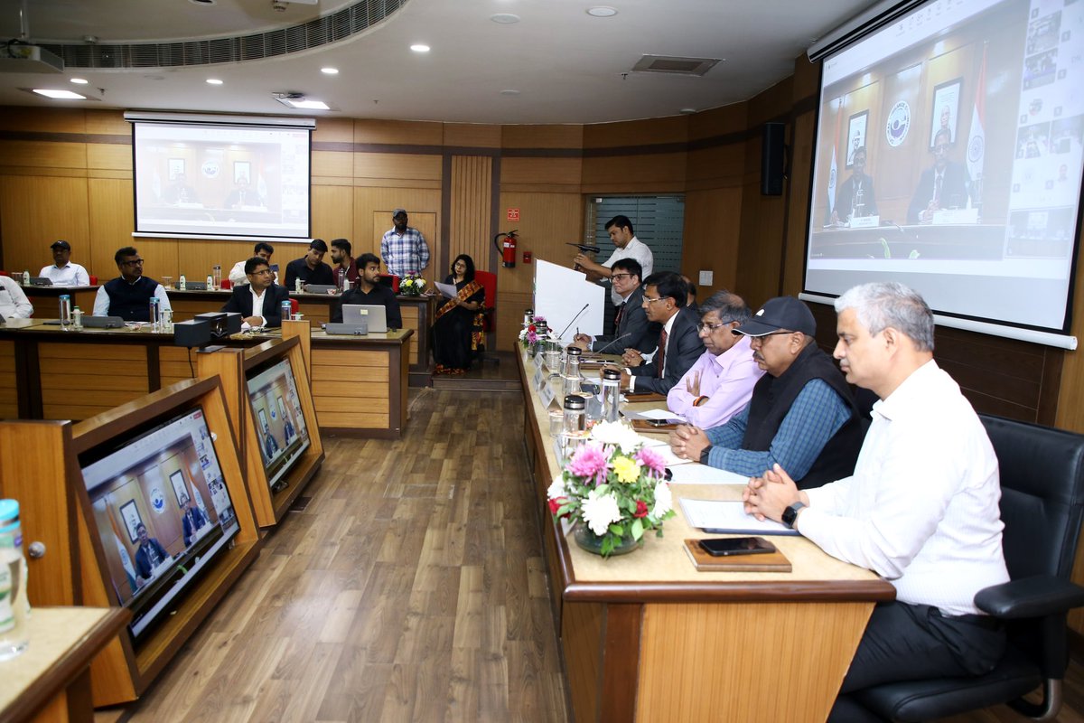 pgcilindia's tweet photo. Vigilance Awareness Week - 2024 closing ceremony of POWERGRID was held at Gurugram. Shri D. K. Madan, CVO welcomed Chief Guest Shri P. Daniel, Secretary and Shri Nitin Kumar, JS, CVC. Sh. R. K. Tyagi, CMD & Board of Directors, POWERGRID graced the occasion. Secretary CVC released “Compendium of System Improvements”  compiled for last 5 years. (1/2)