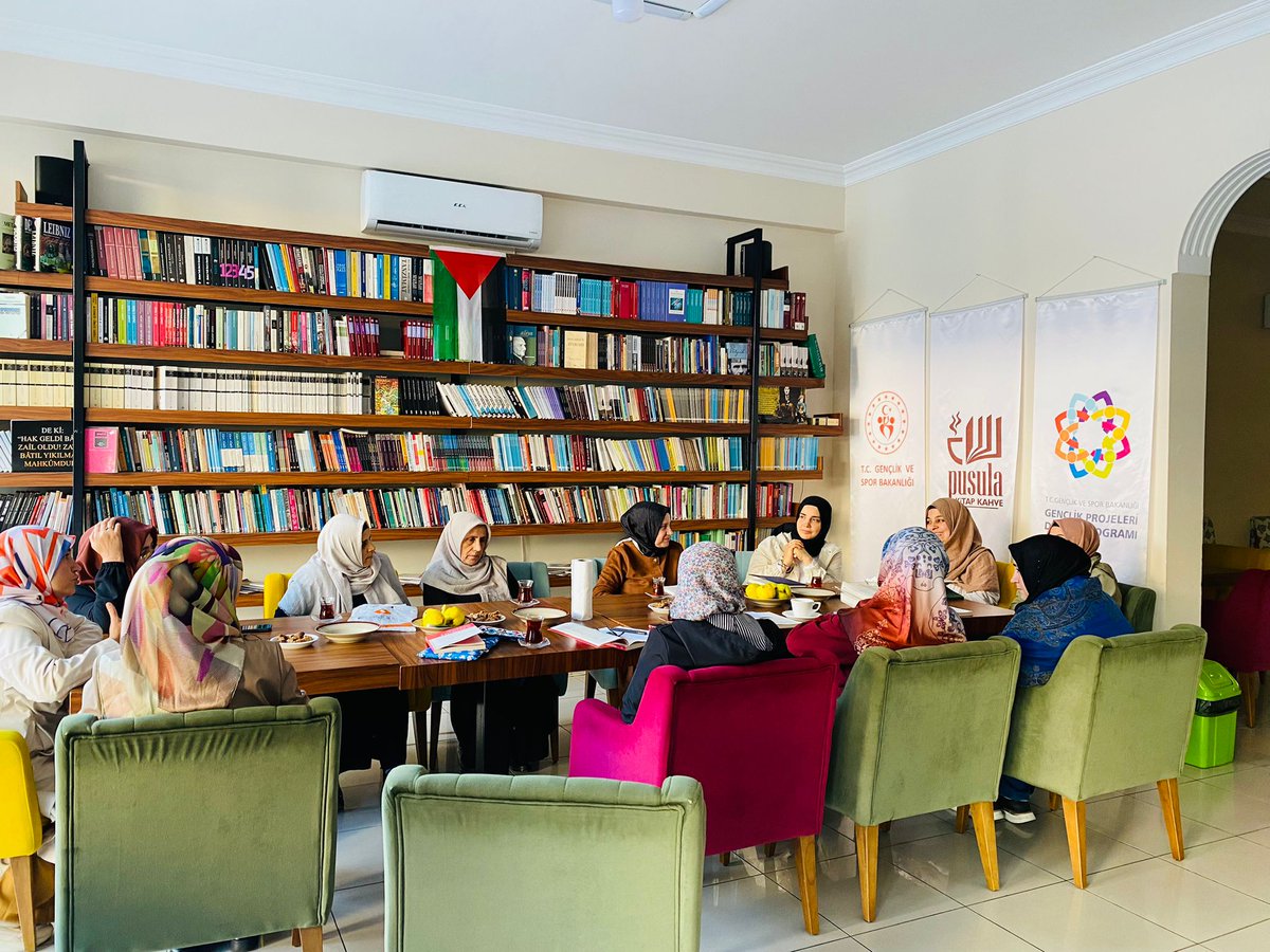 Akadder Bursa temsilciliğimiz 31 Ekim Perşembe günü, Pusula Kitap Kahve'de kitap ve makale kritiği gerçekleştirdi. 
  İki haftada bir gerçekleştirilen kritik programında, Yetkin Düşünce Dergisi’nin "Toplumsal Çürüme" sayısında yer alan makalelerin değerlendirmesi yapıldı.