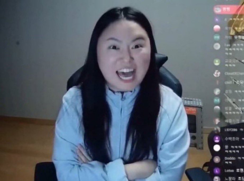 에스체트 너희 학생이야 군인이야
                                                군인..아닌가?
학생이잖아!!!!!
너네 제2교육원 다니고있잖아
니네 중졸이잖아 다시 물을게
학생이야 군인이야
                                                ...학생?
맞아!!!!!!!!!!!!! 제발학교좀가