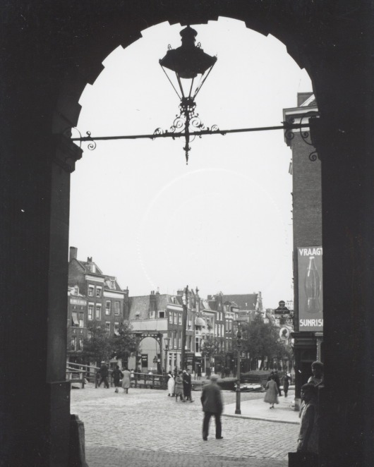 Rotterdamvntoen's tweet photo. Blik op de Delftsevaart vanonder de Delftse Poort, 1933-1937. De fotograaf is Joh. Hartogsveld en de foto komt uit het @stadsarchief010 https://t.co/V6uaFysV7W