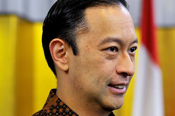 Pernah berpikir nggak sih, kenapa negara harus berbisnis dengan rakyatnya? Kenapa negara harus menjadi saingan rakyatnya sendiri? Kenapa Badan Usaha Milik Negara harus money oriented?

Jika alasannya karena “Badan Usaha” sehingga harus mencari untung, kenapa negara memberikan