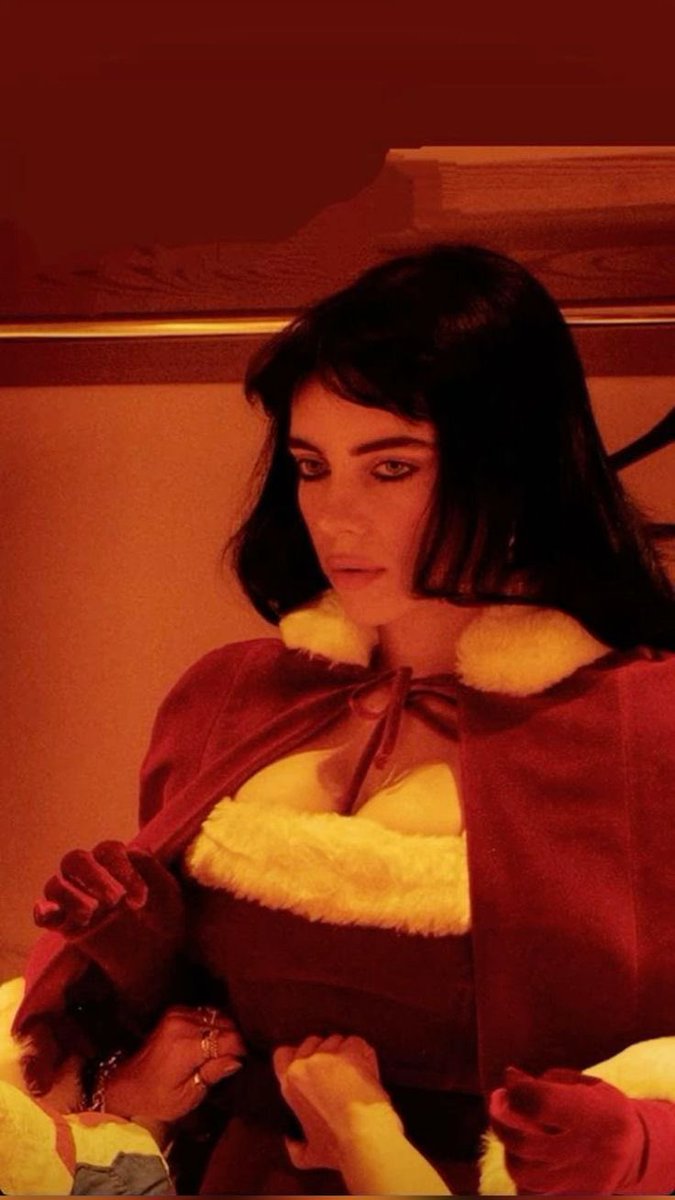 billiespowerr's tweet photo. ok billieween is over now its billiemas https://t.co/YnhlhLGx2h