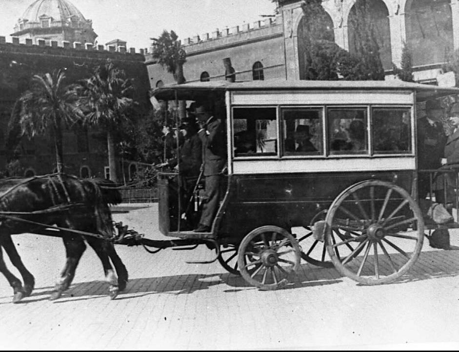 pierpi13's tweet photo. Fin dal 1845 è stato attivo a Roma un servizio di trasporto pubblico. Il 12 giugno 1845 viene attivata la prima linea dalla Impresa generale delle diligenze pontificie diretta da Andrea Ridolfi: da piazza Venezia alla basilica di San Paolo l'omnibus impiega circa 45 minuti.
Le  corse non sono ad orario fisso, si parte solo quando c’è un conveniente numero di viaggiatori. Il prezzo della corsa, fissato in 10 baiocchi, è riscosso dal cocchiere, che durante il viaggio se ne sta in piedi su un apposita pedana, sistemata sul retro di una carrozza dipinta in giallo e nero, con un unico accesso posteriore e due panche interne sistemate ai lati.
Per vedere attive nuove linee omnibus dovranno passare undici anni. Il 7 luglio 1856 è inaugurata la prima ferrovia dello stato pontificio, la Roma-Frascati. Nello stesso giorno dell’inaugurazione, per la notevole distanza della stazione dall’abitato della città di allora, la Società generale delle strade ferrate romane attiva la linea piazza Montecitorio-porta Maggiore. (Tramroma)