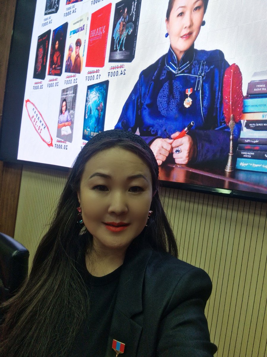 ЦЕГ-ын Номын өдөрлөгт зочноор уригдлаа. Цагдаагийнхан чинь сайн уншдаг хүмүүс. Ялангуяа мөрдөн байцаагчид үзсэн кино, зохиолоо детальчлан цээжилсэн бдаг. Би 94-96 онд хууль зүй гэмт хэргийн сурвалжлагч байлаа. Уулзалтанд Цагдаагийн анхны эмэгтэй дэд дарга Ц.Мөнхзул оролцож