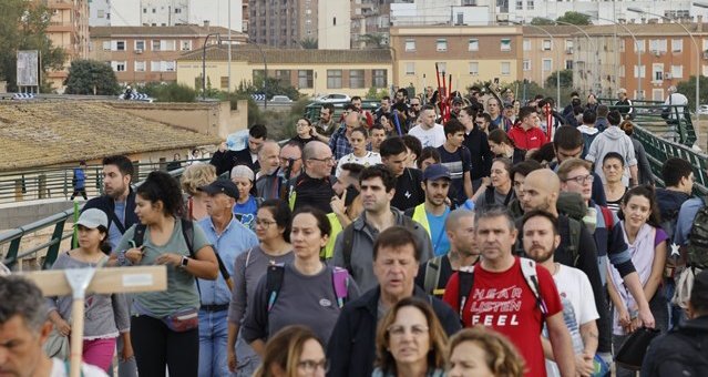 Hoy, 1 de noviembre, Día de Difuntos, los valencianos hemos decidido no visitar a nuestros muertos para ir a ayudar a nuestros vivos. 

Qué orgullo, señores.