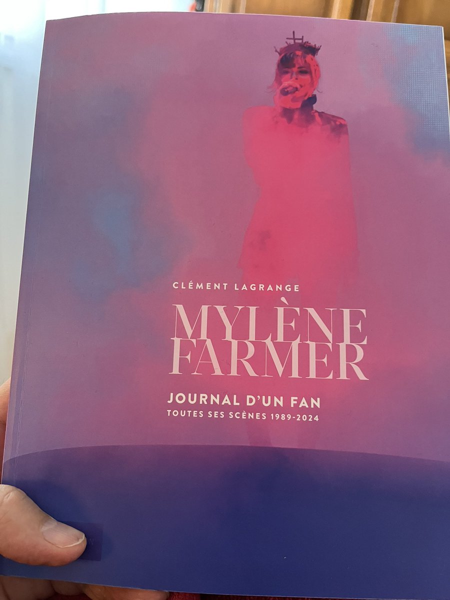 _NooN_777's tweet photo. Mon #VendrediLecture de cette Toussaint sera Farmerien 😇 en compagnie de ce #JournalDunFan signé @clement75 et d’une petite biographie ajoutée à ma collection. Et peut être que je regarderai #Giorgino à nouveau 😏 #MyleneFarmer #FansBoy https://t.co/zlVbhAECFk
