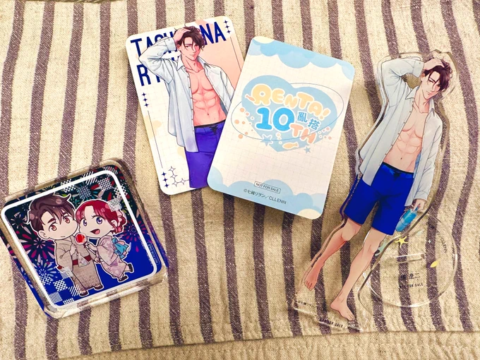 台湾Renta!さんの10周年記念グッズ頂きましたーーーッッ!!!遼二が立った…!嬉しすぎる写真下手でごめんだけど発色綺麗だしアクリルブロックは白枠だけ手前に浮き出て見える夢の両面刷りだよ可愛いぃぃ 