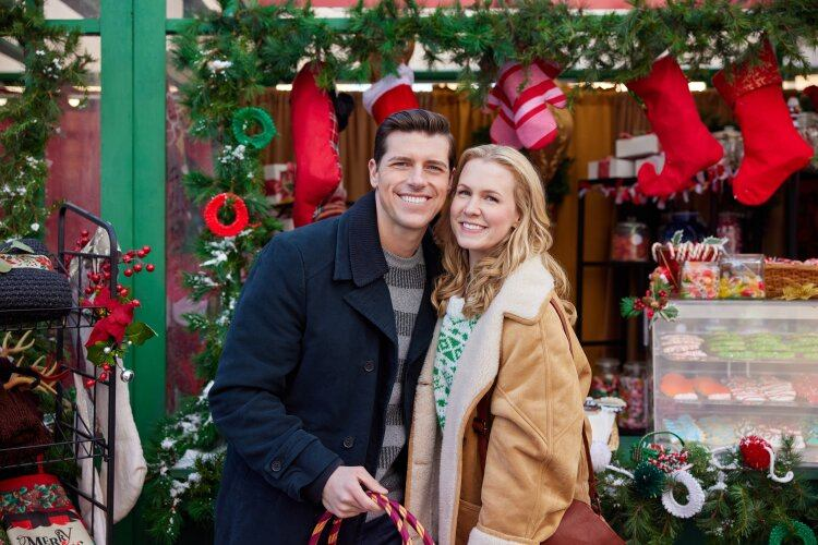 RomComReview1's tweet photo. NEW MOVIE!!!
Tonight's (Nov 1) new #HallmarkChannel movie is #ACarolForTwo at 8pm Eastern. The movie stars #GinnaClaireMason and #JordanLitz.
#CountdownToChristmas #HallmarkMovies #ChristmasMovies https://t.co/KVB3qNqjtR