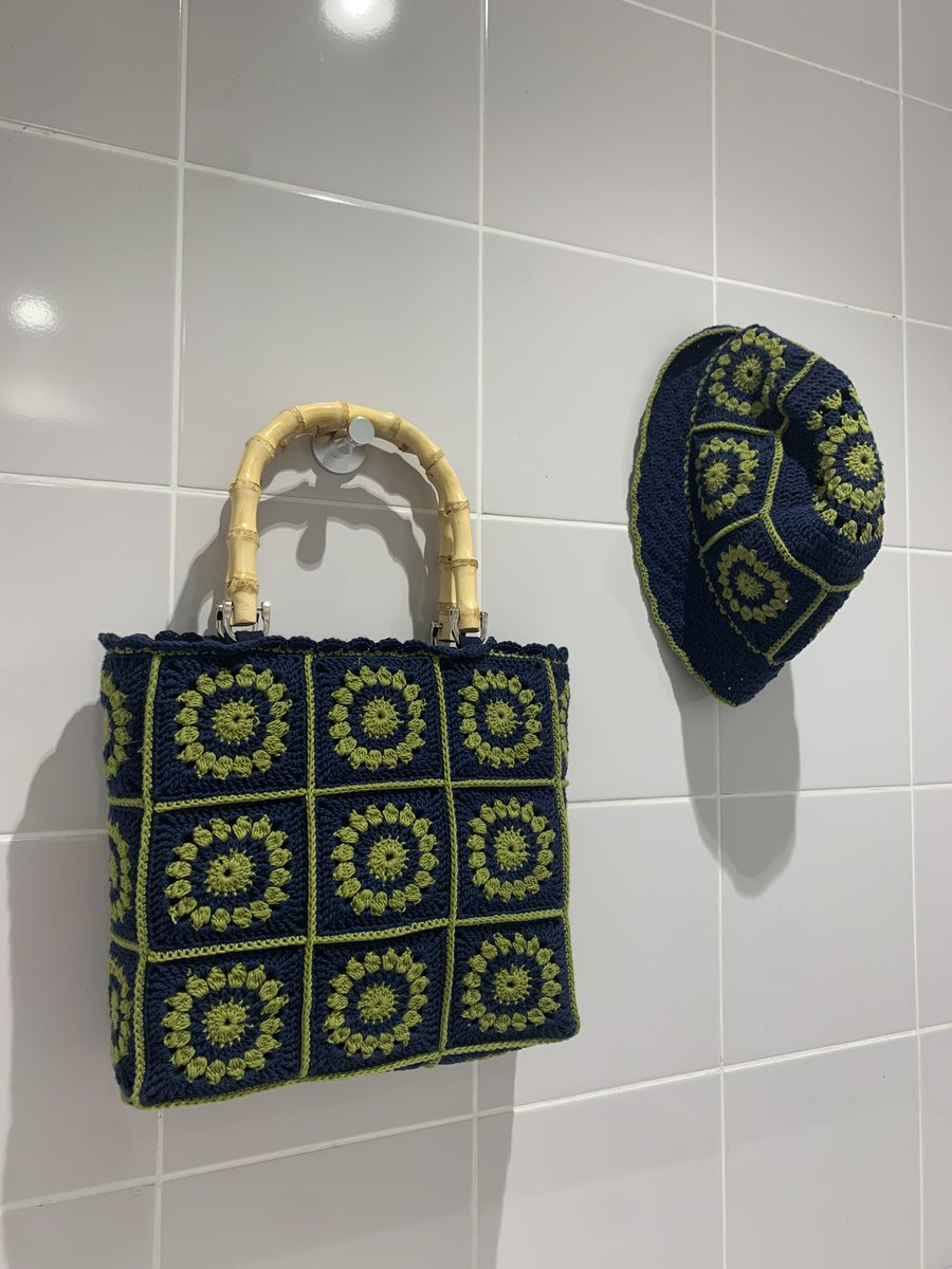 ずっと大切にしている帽子があります👒

それはいおが編んでくれた帽子！🧶
（数年前の誕生日プレゼントで
同じ柄のカバンもある👜）

今日も被って出かけたら
「いい帽子ですね、どこで買ったの？」
と声をかけられた

「編んでもらったの」と言ったら嬉しそうにしてた！私も嬉しかった！

（ラッコ）