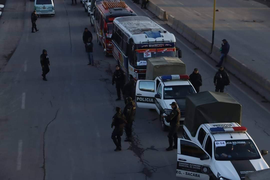rcbolivia's tweet photo. POLICÍA Y MILITARES INICIAN DESBLOQUEO

Más de 1,700 policías y 100 militares avanzan hacia #Parotani y despejar la ruta de #Cochabamba a #SantaCruz . Hasta ahora, han despejado #Biloma y #Pancuruma sin encontrar resistencia.
🌐 https://t.co/rklYbRuMEi https://t.co/Nva4VoPsEN