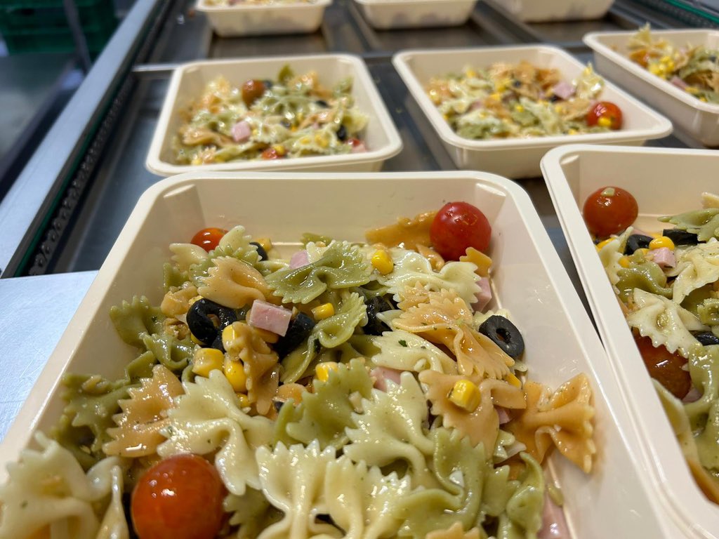 knoweats's tweet image. Pedido marchando para Paiporta. 

Nos gustaría agradecer a nuestro personal por haber venido a trabajar durante el fin de semana, gracias a ellos y a la financiación de Ibai y Xokas hoy enviaremos unos 2500 platos y varios palés de agua. 

Mucha fuerza Valencia.