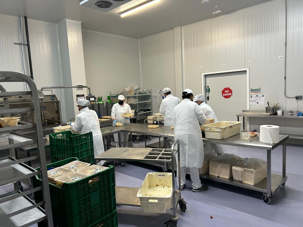 knoweats's tweet image. Pedido marchando para Paiporta. 

Nos gustaría agradecer a nuestro personal por haber venido a trabajar durante el fin de semana, gracias a ellos y a la financiación de Ibai y Xokas hoy enviaremos unos 2500 platos y varios palés de agua. 

Mucha fuerza Valencia.