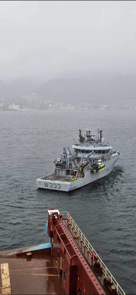 KV Njord har gjennomført slepeøvelse med ankerhåndteringsfartøyet Maersk Minder i Bergensområdet.

Slepeøvelsen gav svært godt treningsutbytte for hele besetningen om bord, både innen sjømannskap og manøvrering for å sette sleper på et større fartøy.