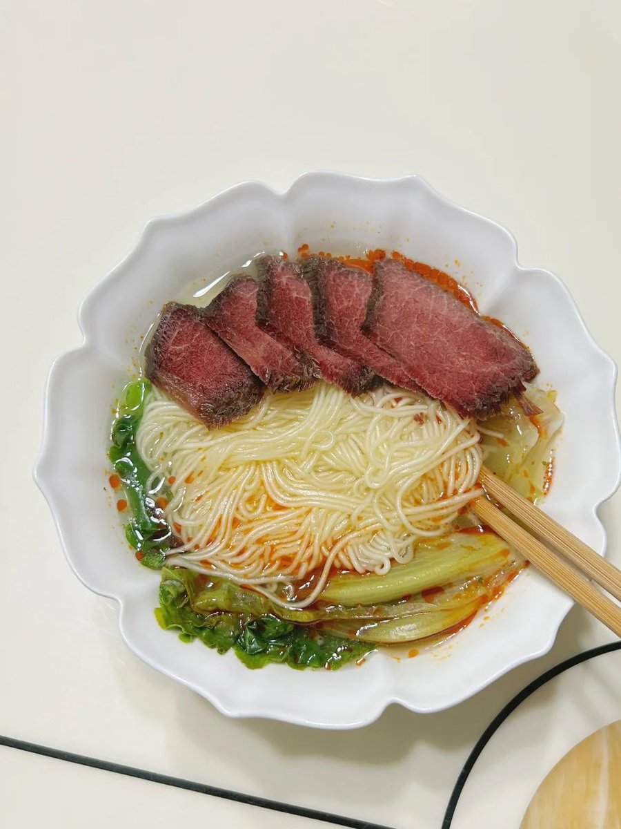 KellyNe2_'s tweet image. 牛肉ラーメン、赤い文旦3個