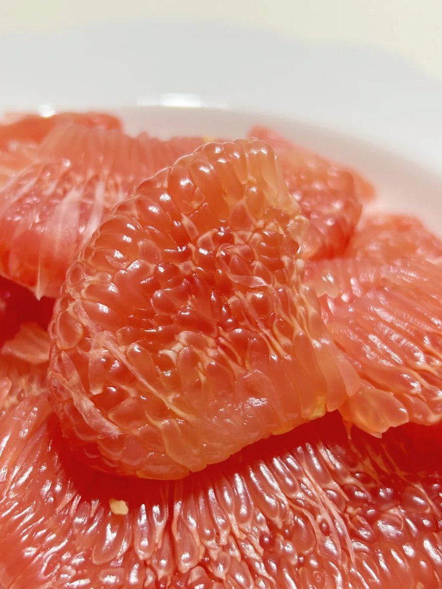 KellyNe2_'s tweet image. 牛肉ラーメン、赤い文旦3個