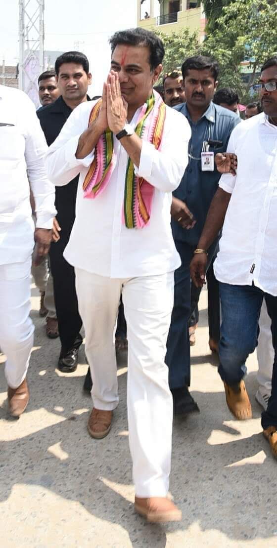 BTR_KTR's tweet photo. ❇️ పార్టీ కార్యకర్తల ఆకాంక్షల మేరకు భవిష్యత్తులో రాష్ట్రవ్యాప్త పాదయాత్ర: బీఆర్ఎస్ వర్కింగ్ ప్రెసిడెంట్ @KTRBRS 👇

✴️ కాంగ్రెస్ ప్రభుత్వం తెలంగాణకు శాపం

✴️ కాంగ్రెస్ పార్టీ పాలన ఫ్రం ఢిల్లీ, టూ ఢిల్లీ, ఫర్ ఢిల్లీ అన్నట్లుగా తయారైంది 

✴️ కాంగ్రెస్ పాలనలో జరిగిన పతనం నుంచి తెలంగాణ కోలుకోవడం అసాధ్యం

✴️ ప్రజల పక్షాన కొట్లాడడమే ప్రస్తుత బాధ్యత

✴️ బీఆర్ఎస్ తిరిగి అధికారంలోకి రావాడం ఖాయం

✴️ పార్టీ కార్యకర్తలు అంతా కోరుతున్నందున ఖచ్చితంగా రాష్ట్రవ్యాప్తంగా విస్తృత స్థాయి పాదయాత్రను నిర్వహిస్తా 

✴️ కేసీఆర్ గారు సంపూర్ణ అరోగ్యంతో ఉన్నారు.. పార్టీకీ మార్గదర్శనం చేస్తున్నారు

✴️ పార్టీ నేతలపై వేధింపులు, అక్రమ కేసులు పెడుతున్న పోలీసులపై కఠిన చర్యలు

✴️ రాష్ట్రంలో శాంతి భద్రతలు పూర్తిగా క్షీణించాయి

✴️ మా సోషల్ మీడియా వారియర్లు అద్భుతంగా పనిచేస్తున్నారు

- సామాజిక మాధ్యమం ఎక్స్‌లో ప్రజలతో కేటీఆర్ సంభాషణ