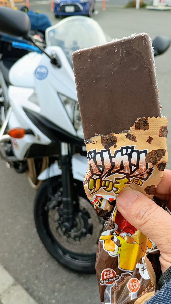 namakeguma2000's tweet photo. ガリガリ君、チョコチョコチョコクッキー発見。
美味しいが、真夏の暑い時に食べるより、少し涼しくなってから食べた方が美味しい。 https://t.co/rwmYkBuxM6