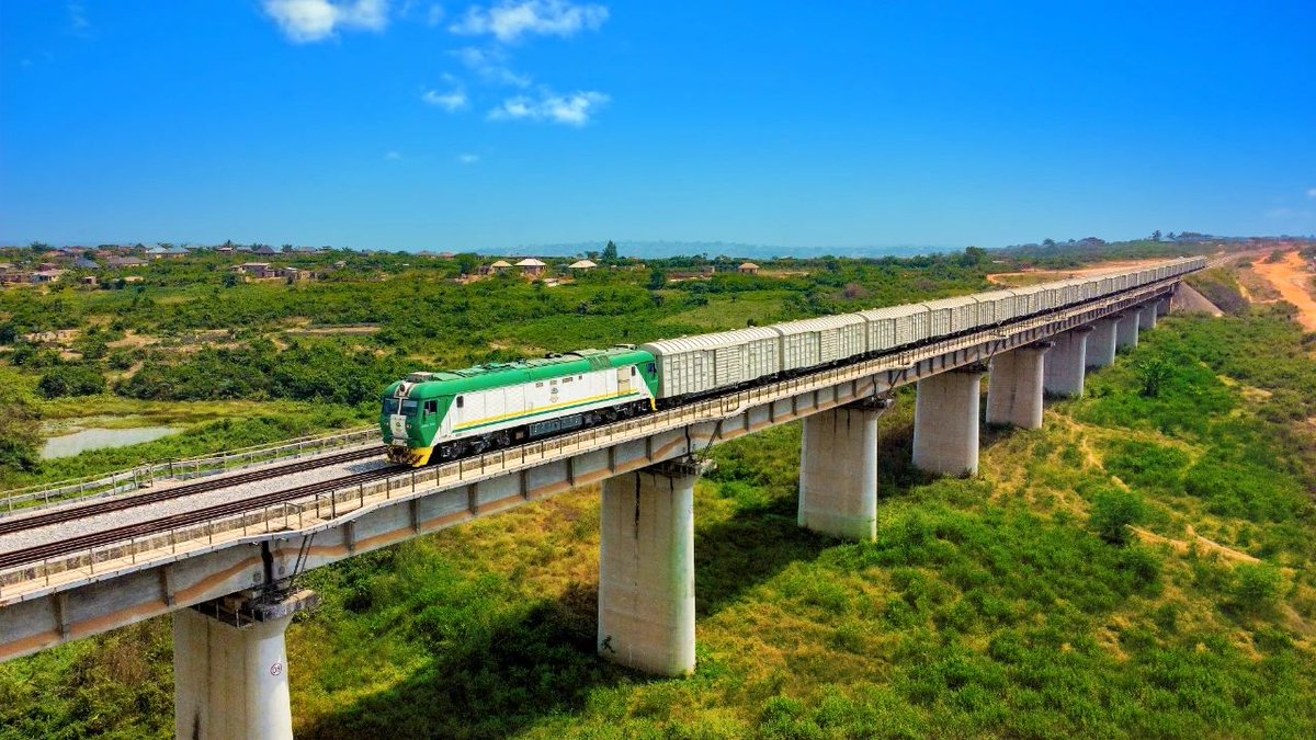 New milestone for the Lagos-Ibadan Railway! CCECC has been officially authorized by the Nigerian Railway Corporation to operate railway services for the public carriage of goods, becoming the first company licensed to operate standard-gauge rail freight in Nigeria.