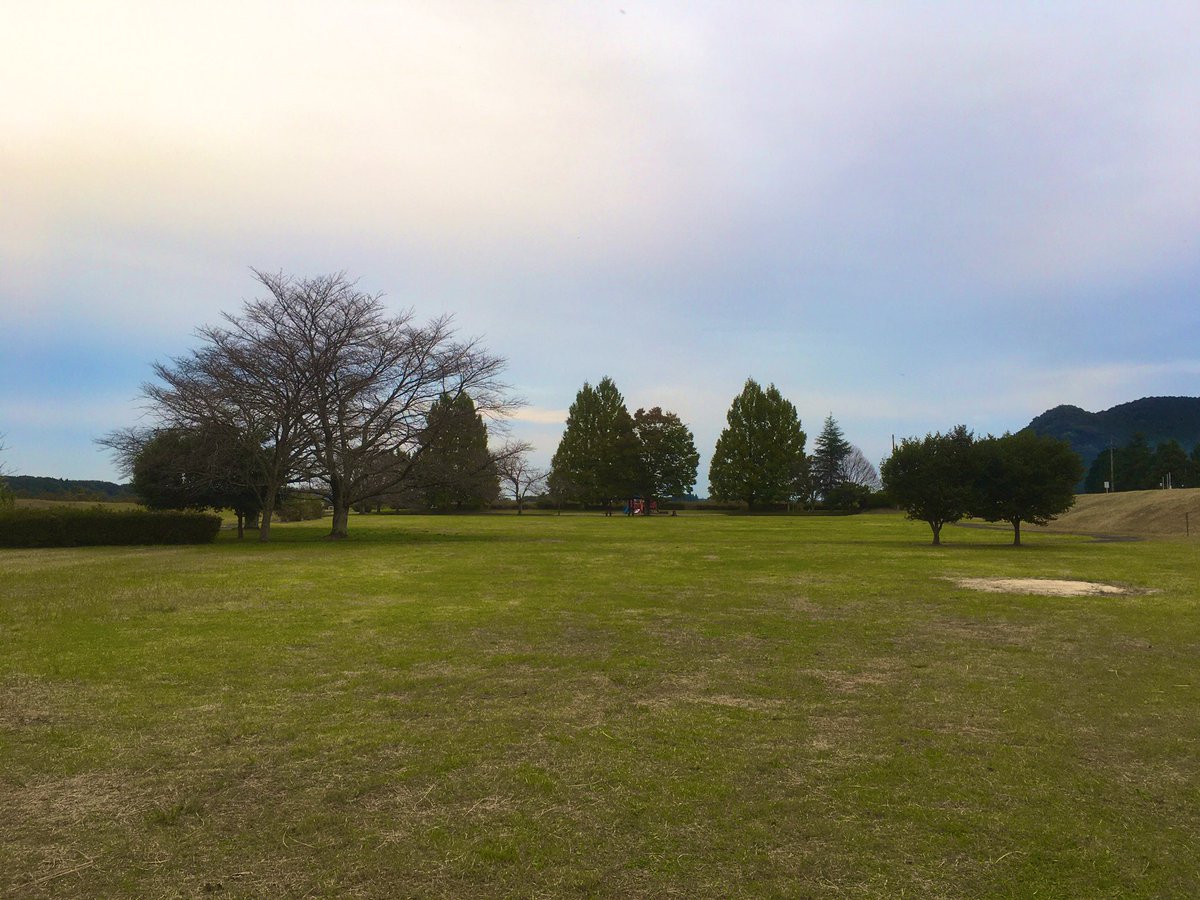 nonajiro's tweet photo. 実家に帰ってきたが暇なので子供のころ遊んでた公園に行ってみた
夕方の誰もいない公園におっさん1人なので完全に不審者 https://t.co/hMfuGIVFWV