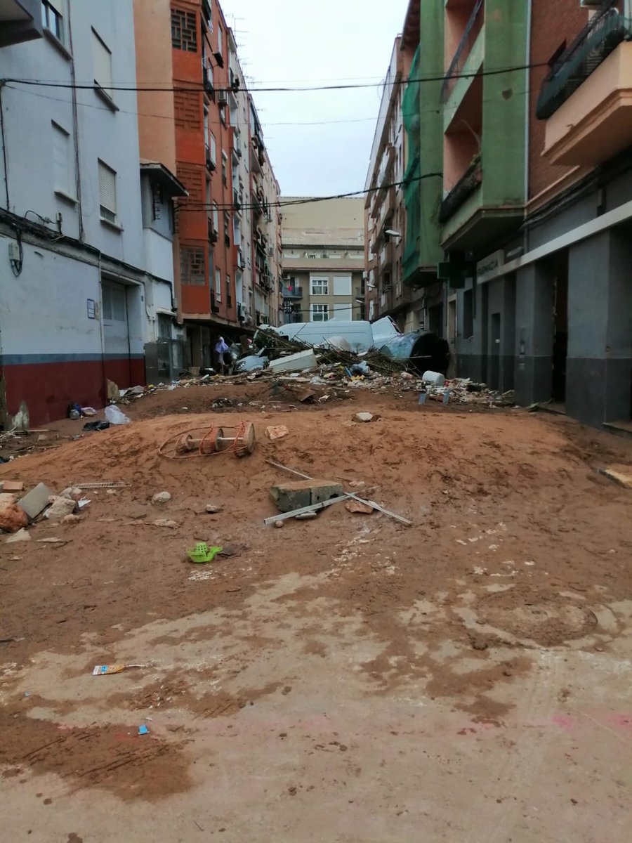 SalvadorrPons's tweet photo. Ayer por la tarde.  7 kms a pie de Valencia a Paiporta para ayudar. La gente supliendo la ausencia de las instituciones. Mirad las fotos. ¿Quinientos militares? Eso apenas es suficiente para una localidad. ¿Dónde está el Estado, sres. Mazón y Sánchez? https://t.co/vtC1vt9mNJ